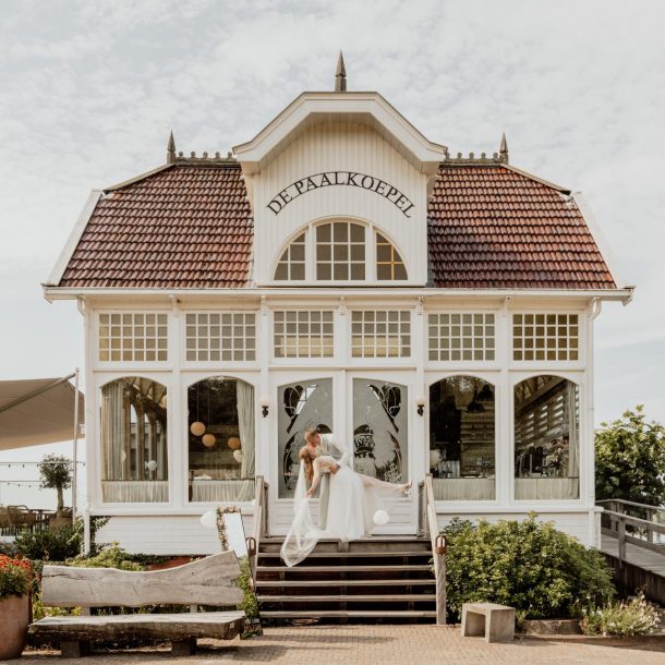 Bruiloft van Bart en Anouk bij De Paalkoepel in Haren – romantische trouwfoto’s aan het water, trouwen in Groningen, sfeervolle trouwlocatie, bruiloft aan het Paterswoldsemeer, buitenbruiloft en liefdevolle momenten vastgelegd. foto: wilco de haan fotografie, trouwfotograaf, winschoten, groningen, nederland