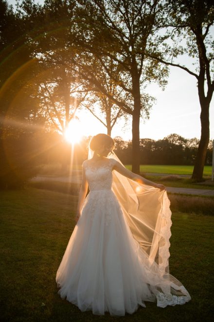 Bruiloft van Nadine en Hielke bij De Warrel in Westerbork en Hervormde Kerk Julianakapel in Oude Pekela – romantische trouwfoto’s, landelijke bruiloft, trouwen in Drenthe, sfeervolle trouwlocatie, kerkelijke ceremonie en liefdevolle momenten vastgelegd. foto: wilco de haan fotografie, trouwfotograaf, winschoten, groningen, nederland
