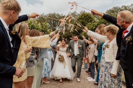 Bruiloft van Nadine en Hielke bij De Warrel in Westerbork en Hervormde Kerk Julianakapel in Oude Pekela – romantische trouwfoto’s, landelijke bruiloft, trouwen in Drenthe, sfeervolle trouwlocatie, kerkelijke ceremonie en liefdevolle momenten vastgelegd. foto: wilco de haan fotografie, trouwfotograaf, winschoten, groningen, nederland