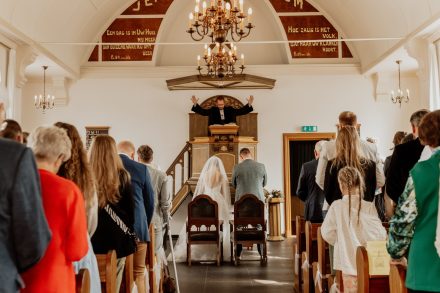 Bruiloft van Nadine en Hielke bij De Warrel in Westerbork en Hervormde Kerk Julianakapel in Oude Pekela – romantische trouwfoto’s, landelijke bruiloft, trouwen in Drenthe, sfeervolle trouwlocatie, kerkelijke ceremonie en liefdevolle momenten vastgelegd. foto: wilco de haan fotografie, trouwfotograaf, winschoten, groningen, nederland