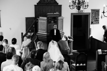 Bruiloft van Nadine en Hielke bij De Warrel in Westerbork en Hervormde Kerk Julianakapel in Oude Pekela – romantische trouwfoto’s, landelijke bruiloft, trouwen in Drenthe, sfeervolle trouwlocatie, kerkelijke ceremonie en liefdevolle momenten vastgelegd. foto: wilco de haan fotografie, trouwfotograaf, winschoten, groningen, nederland