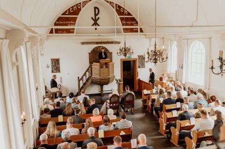 Bruiloft van Nadine en Hielke bij De Warrel in Westerbork en Hervormde Kerk Julianakapel in Oude Pekela – romantische trouwfoto’s, landelijke bruiloft, trouwen in Drenthe, sfeervolle trouwlocatie, kerkelijke ceremonie en liefdevolle momenten vastgelegd. foto: wilco de haan fotografie, trouwfotograaf, winschoten, groningen, nederland