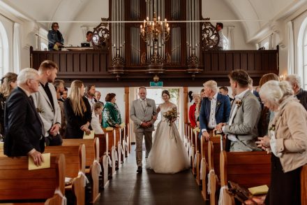 Bruiloft van Nadine en Hielke bij De Warrel in Westerbork en Hervormde Kerk Julianakapel in Oude Pekela – romantische trouwfoto’s, landelijke bruiloft, trouwen in Drenthe, sfeervolle trouwlocatie, kerkelijke ceremonie en liefdevolle momenten vastgelegd. foto: wilco de haan fotografie, trouwfotograaf, winschoten, groningen, nederland