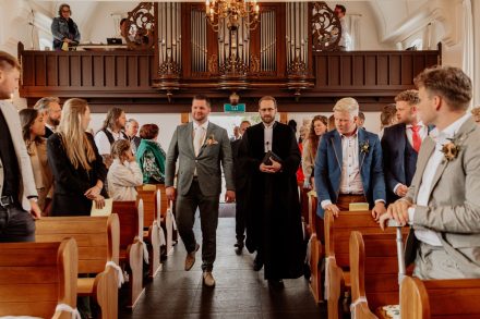 Bruiloft van Nadine en Hielke bij De Warrel in Westerbork en Hervormde Kerk Julianakapel in Oude Pekela – romantische trouwfoto’s, landelijke bruiloft, trouwen in Drenthe, sfeervolle trouwlocatie, kerkelijke ceremonie en liefdevolle momenten vastgelegd. foto: wilco de haan fotografie, trouwfotograaf, winschoten, groningen, nederland
