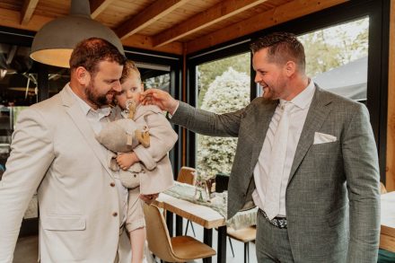 Bruiloft van Nadine en Hielke bij De Warrel in Westerbork en Hervormde Kerk Julianakapel in Oude Pekela – romantische trouwfoto’s, landelijke bruiloft, trouwen in Drenthe, sfeervolle trouwlocatie, kerkelijke ceremonie en liefdevolle momenten vastgelegd. foto: wilco de haan fotografie, trouwfotograaf, winschoten, groningen, nederland