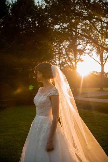 Bruiloft van Nadine en Hielke bij De Warrel in Westerbork en Hervormde Kerk Julianakapel in Oude Pekela – romantische trouwfoto’s, landelijke bruiloft, trouwen in Drenthe, sfeervolle trouwlocatie, kerkelijke ceremonie en liefdevolle momenten vastgelegd. foto: wilco de haan fotografie, trouwfotograaf, winschoten, groningen, nederland