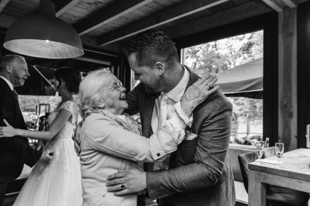 Bruiloft van Nadine en Hielke bij De Warrel in Westerbork en Hervormde Kerk Julianakapel in Oude Pekela – romantische trouwfoto’s, landelijke bruiloft, trouwen in Drenthe, sfeervolle trouwlocatie, kerkelijke ceremonie en liefdevolle momenten vastgelegd. foto: wilco de haan fotografie, trouwfotograaf, winschoten, groningen, nederland