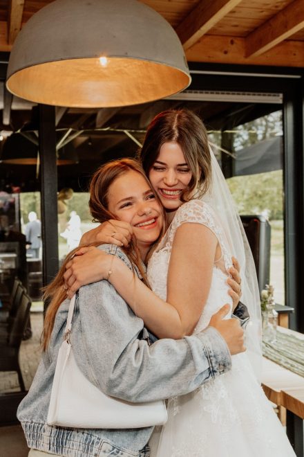 Bruiloft van Nadine en Hielke bij De Warrel in Westerbork en Hervormde Kerk Julianakapel in Oude Pekela – romantische trouwfoto’s, landelijke bruiloft, trouwen in Drenthe, sfeervolle trouwlocatie, kerkelijke ceremonie en liefdevolle momenten vastgelegd. foto: wilco de haan fotografie, trouwfotograaf, winschoten, groningen, nederland