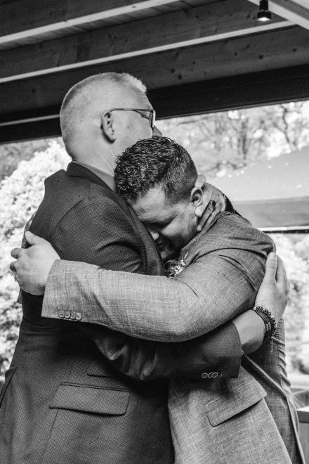 Bruiloft van Nadine en Hielke bij De Warrel in Westerbork en Hervormde Kerk Julianakapel in Oude Pekela – romantische trouwfoto’s, landelijke bruiloft, trouwen in Drenthe, sfeervolle trouwlocatie, kerkelijke ceremonie en liefdevolle momenten vastgelegd. foto: wilco de haan fotografie, trouwfotograaf, winschoten, groningen, nederland