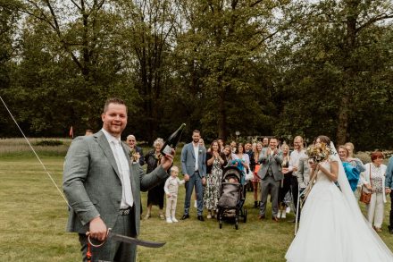Bruiloft van Nadine en Hielke bij De Warrel in Westerbork en Hervormde Kerk Julianakapel in Oude Pekela – romantische trouwfoto’s, landelijke bruiloft, trouwen in Drenthe, sfeervolle trouwlocatie, kerkelijke ceremonie en liefdevolle momenten vastgelegd. foto: wilco de haan fotografie, trouwfotograaf, winschoten, groningen, nederland