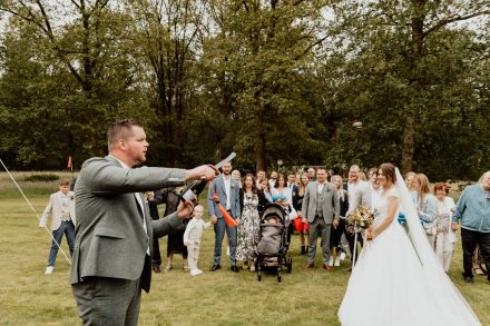 Bruiloft van Nadine en Hielke bij De Warrel in Westerbork en Hervormde Kerk Julianakapel in Oude Pekela – romantische trouwfoto’s, landelijke bruiloft, trouwen in Drenthe, sfeervolle trouwlocatie, kerkelijke ceremonie en liefdevolle momenten vastgelegd. foto: wilco de haan fotografie, trouwfotograaf, winschoten, groningen, nederland