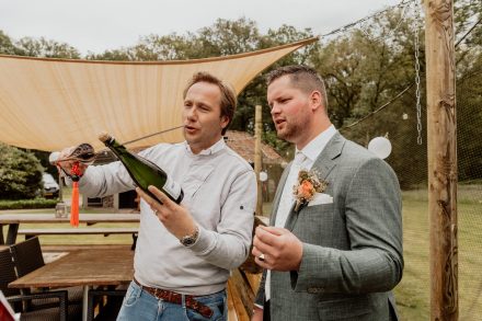 Bruiloft van Nadine en Hielke bij De Warrel in Westerbork en Hervormde Kerk Julianakapel in Oude Pekela – romantische trouwfoto’s, landelijke bruiloft, trouwen in Drenthe, sfeervolle trouwlocatie, kerkelijke ceremonie en liefdevolle momenten vastgelegd. foto: wilco de haan fotografie, trouwfotograaf, winschoten, groningen, nederland