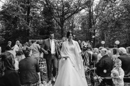 Bruiloft van Nadine en Hielke bij De Warrel in Westerbork en Hervormde Kerk Julianakapel in Oude Pekela – romantische trouwfoto’s, landelijke bruiloft, trouwen in Drenthe, sfeervolle trouwlocatie, kerkelijke ceremonie en liefdevolle momenten vastgelegd. foto: wilco de haan fotografie, trouwfotograaf, winschoten, groningen, nederland