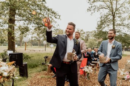 Bruiloft van Nadine en Hielke bij De Warrel in Westerbork en Hervormde Kerk Julianakapel in Oude Pekela – romantische trouwfoto’s, landelijke bruiloft, trouwen in Drenthe, sfeervolle trouwlocatie, kerkelijke ceremonie en liefdevolle momenten vastgelegd. foto: wilco de haan fotografie, trouwfotograaf, winschoten, groningen, nederland