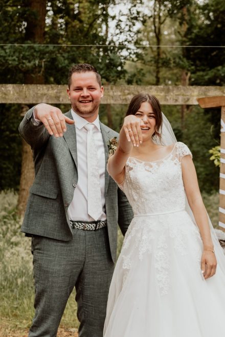 Bruiloft van Nadine en Hielke bij De Warrel in Westerbork en Hervormde Kerk Julianakapel in Oude Pekela – romantische trouwfoto’s, landelijke bruiloft, trouwen in Drenthe, sfeervolle trouwlocatie, kerkelijke ceremonie en liefdevolle momenten vastgelegd. foto: wilco de haan fotografie, trouwfotograaf, winschoten, groningen, nederland