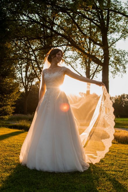 Bruiloft van Nadine en Hielke bij De Warrel in Westerbork en Hervormde Kerk Julianakapel in Oude Pekela – romantische trouwfoto’s, landelijke bruiloft, trouwen in Drenthe, sfeervolle trouwlocatie, kerkelijke ceremonie en liefdevolle momenten vastgelegd. foto: wilco de haan fotografie, trouwfotograaf, winschoten, groningen, nederland