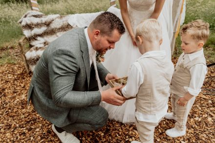 Bruiloft van Nadine en Hielke bij De Warrel in Westerbork en Hervormde Kerk Julianakapel in Oude Pekela – romantische trouwfoto’s, landelijke bruiloft, trouwen in Drenthe, sfeervolle trouwlocatie, kerkelijke ceremonie en liefdevolle momenten vastgelegd. foto: wilco de haan fotografie, trouwfotograaf, winschoten, groningen, nederland