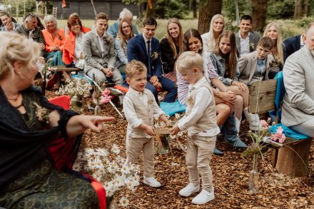 Bruiloft van Nadine en Hielke bij De Warrel in Westerbork en Hervormde Kerk Julianakapel in Oude Pekela – romantische trouwfoto’s, landelijke bruiloft, trouwen in Drenthe, sfeervolle trouwlocatie, kerkelijke ceremonie en liefdevolle momenten vastgelegd. foto: wilco de haan fotografie, trouwfotograaf, winschoten, groningen, nederland