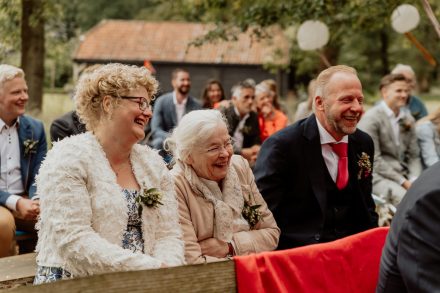 Bruiloft van Nadine en Hielke bij De Warrel in Westerbork en Hervormde Kerk Julianakapel in Oude Pekela – romantische trouwfoto’s, landelijke bruiloft, trouwen in Drenthe, sfeervolle trouwlocatie, kerkelijke ceremonie en liefdevolle momenten vastgelegd. foto: wilco de haan fotografie, trouwfotograaf, winschoten, groningen, nederland