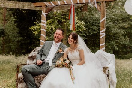 Bruiloft van Nadine en Hielke bij De Warrel in Westerbork en Hervormde Kerk Julianakapel in Oude Pekela – romantische trouwfoto’s, landelijke bruiloft, trouwen in Drenthe, sfeervolle trouwlocatie, kerkelijke ceremonie en liefdevolle momenten vastgelegd. foto: wilco de haan fotografie, trouwfotograaf, winschoten, groningen, nederland