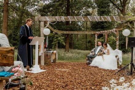 Bruiloft van Nadine en Hielke bij De Warrel in Westerbork en Hervormde Kerk Julianakapel in Oude Pekela – romantische trouwfoto’s, landelijke bruiloft, trouwen in Drenthe, sfeervolle trouwlocatie, kerkelijke ceremonie en liefdevolle momenten vastgelegd. foto: wilco de haan fotografie, trouwfotograaf, winschoten, groningen, nederland