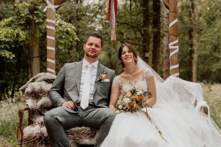 Bruiloft van Nadine en Hielke bij De Warrel in Westerbork en Hervormde Kerk Julianakapel in Oude Pekela – romantische trouwfoto’s, landelijke bruiloft, trouwen in Drenthe, sfeervolle trouwlocatie, kerkelijke ceremonie en liefdevolle momenten vastgelegd. foto: wilco de haan fotografie, trouwfotograaf, winschoten, groningen, nederland