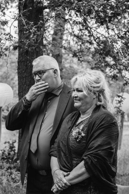 Bruiloft van Nadine en Hielke bij De Warrel in Westerbork en Hervormde Kerk Julianakapel in Oude Pekela – romantische trouwfoto’s, landelijke bruiloft, trouwen in Drenthe, sfeervolle trouwlocatie, kerkelijke ceremonie en liefdevolle momenten vastgelegd. foto: wilco de haan fotografie, trouwfotograaf, winschoten, groningen, nederland