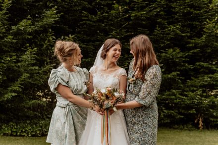 Bruiloft van Nadine en Hielke bij De Warrel in Westerbork en Hervormde Kerk Julianakapel in Oude Pekela – romantische trouwfoto’s, landelijke bruiloft, trouwen in Drenthe, sfeervolle trouwlocatie, kerkelijke ceremonie en liefdevolle momenten vastgelegd. foto: wilco de haan fotografie, trouwfotograaf, winschoten, groningen, nederland