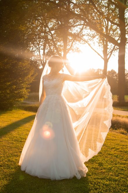 Bruiloft van Nadine en Hielke bij De Warrel in Westerbork en Hervormde Kerk Julianakapel in Oude Pekela – romantische trouwfoto’s, landelijke bruiloft, trouwen in Drenthe, sfeervolle trouwlocatie, kerkelijke ceremonie en liefdevolle momenten vastgelegd. foto: wilco de haan fotografie, trouwfotograaf, winschoten, groningen, nederland