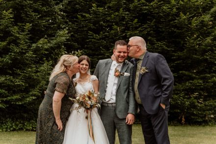 Bruiloft van Nadine en Hielke bij De Warrel in Westerbork en Hervormde Kerk Julianakapel in Oude Pekela – romantische trouwfoto’s, landelijke bruiloft, trouwen in Drenthe, sfeervolle trouwlocatie, kerkelijke ceremonie en liefdevolle momenten vastgelegd. foto: wilco de haan fotografie, trouwfotograaf, winschoten, groningen, nederland