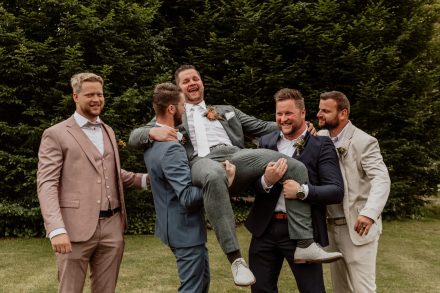 Bruiloft van Nadine en Hielke bij De Warrel in Westerbork en Hervormde Kerk Julianakapel in Oude Pekela – romantische trouwfoto’s, landelijke bruiloft, trouwen in Drenthe, sfeervolle trouwlocatie, kerkelijke ceremonie en liefdevolle momenten vastgelegd. foto: wilco de haan fotografie, trouwfotograaf, winschoten, groningen, nederland