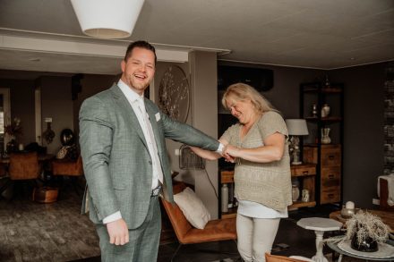 Bruiloft van Nadine en Hielke bij De Warrel in Westerbork en Hervormde Kerk Julianakapel in Oude Pekela – romantische trouwfoto’s, landelijke bruiloft, trouwen in Drenthe, sfeervolle trouwlocatie, kerkelijke ceremonie en liefdevolle momenten vastgelegd. foto: wilco de haan fotografie, trouwfotograaf, winschoten, groningen, nederland