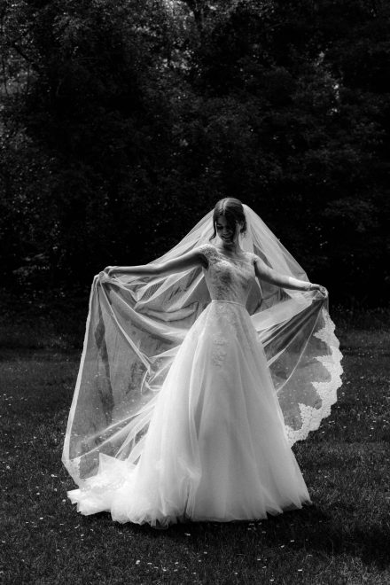 Bruiloft van Nadine en Hielke bij De Warrel in Westerbork en Hervormde Kerk Julianakapel in Oude Pekela – romantische trouwfoto’s, landelijke bruiloft, trouwen in Drenthe, sfeervolle trouwlocatie, kerkelijke ceremonie en liefdevolle momenten vastgelegd. foto: wilco de haan fotografie, trouwfotograaf, winschoten, groningen, nederland