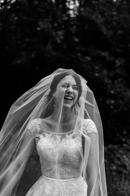 Bruiloft van Nadine en Hielke bij De Warrel in Westerbork en Hervormde Kerk Julianakapel in Oude Pekela – romantische trouwfoto’s, landelijke bruiloft, trouwen in Drenthe, sfeervolle trouwlocatie, kerkelijke ceremonie en liefdevolle momenten vastgelegd. foto: wilco de haan fotografie, trouwfotograaf, winschoten, groningen, nederland