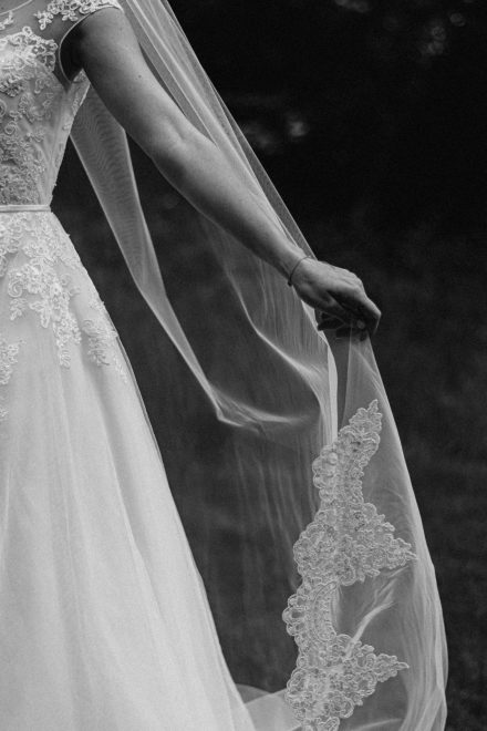 Bruiloft van Nadine en Hielke bij De Warrel in Westerbork en Hervormde Kerk Julianakapel in Oude Pekela – romantische trouwfoto’s, landelijke bruiloft, trouwen in Drenthe, sfeervolle trouwlocatie, kerkelijke ceremonie en liefdevolle momenten vastgelegd. foto: wilco de haan fotografie, trouwfotograaf, winschoten, groningen, nederland
