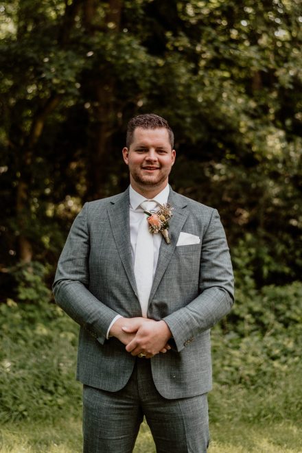 Bruiloft van Nadine en Hielke bij De Warrel in Westerbork en Hervormde Kerk Julianakapel in Oude Pekela – romantische trouwfoto’s, landelijke bruiloft, trouwen in Drenthe, sfeervolle trouwlocatie, kerkelijke ceremonie en liefdevolle momenten vastgelegd. foto: wilco de haan fotografie, trouwfotograaf, winschoten, groningen, nederland