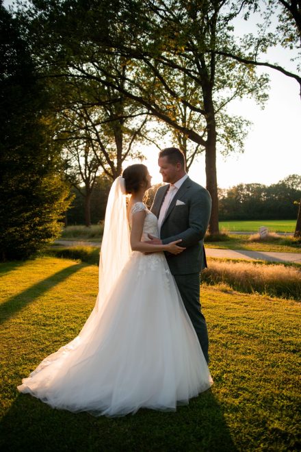 Bruiloft van Nadine en Hielke bij De Warrel in Westerbork en Hervormde Kerk Julianakapel in Oude Pekela – romantische trouwfoto’s, landelijke bruiloft, trouwen in Drenthe, sfeervolle trouwlocatie, kerkelijke ceremonie en liefdevolle momenten vastgelegd. foto: wilco de haan fotografie, trouwfotograaf, winschoten, groningen, nederland
