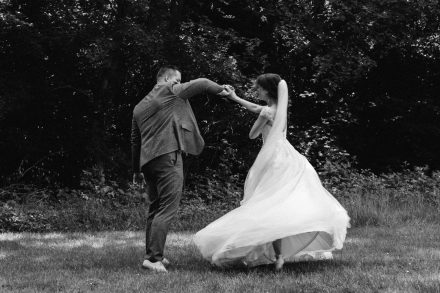 Bruiloft van Nadine en Hielke bij De Warrel in Westerbork en Hervormde Kerk Julianakapel in Oude Pekela – romantische trouwfoto’s, landelijke bruiloft, trouwen in Drenthe, sfeervolle trouwlocatie, kerkelijke ceremonie en liefdevolle momenten vastgelegd. foto: wilco de haan fotografie, trouwfotograaf, winschoten, groningen, nederland