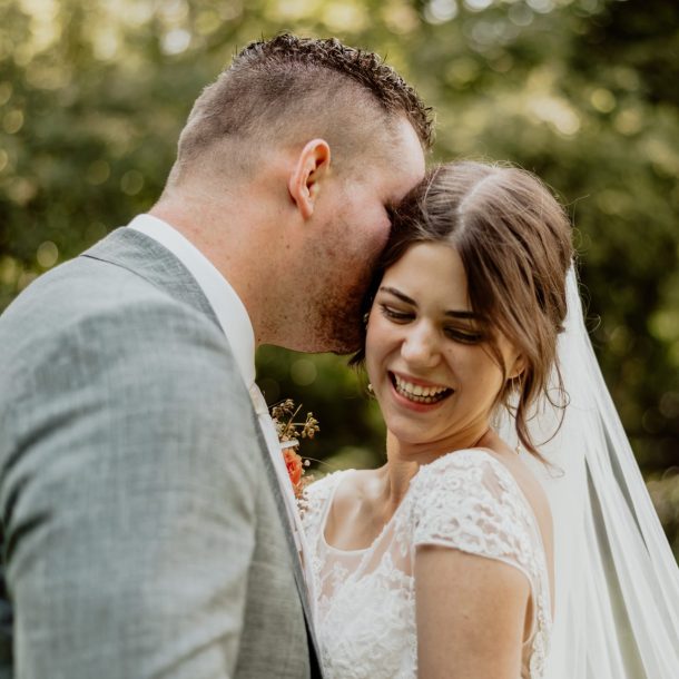 Bruiloft van Nadine en Hielke bij De Warrel in Westerbork en Hervormde Kerk Julianakapel in Oude Pekela – romantische trouwfoto’s, landelijke bruiloft, trouwen in Drenthe, sfeervolle trouwlocatie, kerkelijke ceremonie en liefdevolle momenten vastgelegd. foto: wilco de haan fotografie, trouwfotograaf, winschoten, groningen, nederland