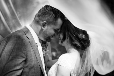 Bruiloft van Nadine en Hielke bij De Warrel in Westerbork en Hervormde Kerk Julianakapel in Oude Pekela – romantische trouwfoto’s, landelijke bruiloft, trouwen in Drenthe, sfeervolle trouwlocatie, kerkelijke ceremonie en liefdevolle momenten vastgelegd. foto: wilco de haan fotografie, trouwfotograaf, winschoten, groningen, nederland