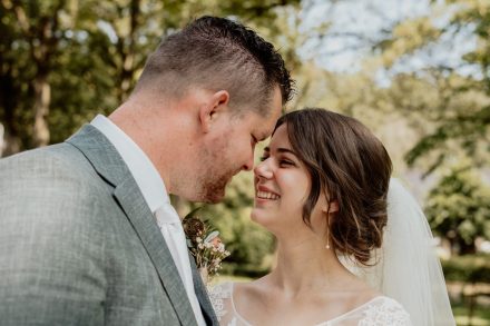 Bruiloft van Nadine en Hielke bij De Warrel in Westerbork en Hervormde Kerk Julianakapel in Oude Pekela – romantische trouwfoto’s, landelijke bruiloft, trouwen in Drenthe, sfeervolle trouwlocatie, kerkelijke ceremonie en liefdevolle momenten vastgelegd. foto: wilco de haan fotografie, trouwfotograaf, winschoten, groningen, nederland