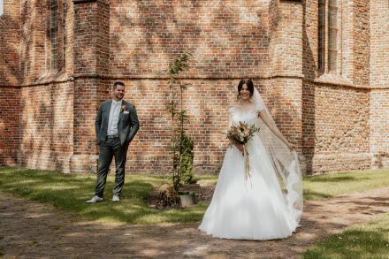 Bruiloft van Nadine en Hielke bij De Warrel in Westerbork en Hervormde Kerk Julianakapel in Oude Pekela – romantische trouwfoto’s, landelijke bruiloft, trouwen in Drenthe, sfeervolle trouwlocatie, kerkelijke ceremonie en liefdevolle momenten vastgelegd. foto: wilco de haan fotografie, trouwfotograaf, winschoten, groningen, nederland
