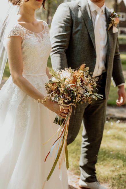 Bruiloft van Nadine en Hielke bij De Warrel in Westerbork en Hervormde Kerk Julianakapel in Oude Pekela – romantische trouwfoto’s, landelijke bruiloft, trouwen in Drenthe, sfeervolle trouwlocatie, kerkelijke ceremonie en liefdevolle momenten vastgelegd. foto: wilco de haan fotografie, trouwfotograaf, winschoten, groningen, nederland