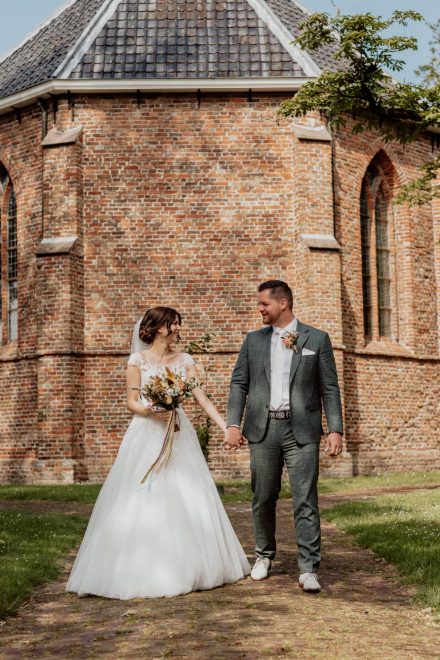 Bruiloft van Nadine en Hielke bij De Warrel in Westerbork en Hervormde Kerk Julianakapel in Oude Pekela – romantische trouwfoto’s, landelijke bruiloft, trouwen in Drenthe, sfeervolle trouwlocatie, kerkelijke ceremonie en liefdevolle momenten vastgelegd. foto: wilco de haan fotografie, trouwfotograaf, winschoten, groningen, nederland