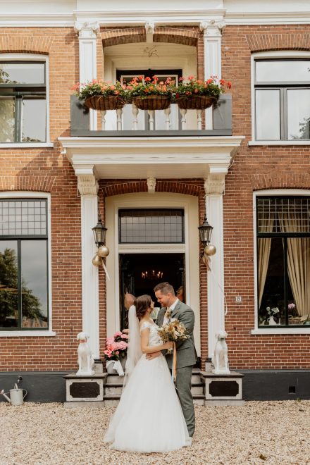 Bruiloft van Nadine en Hielke bij De Warrel in Westerbork en Hervormde Kerk Julianakapel in Oude Pekela – romantische trouwfoto’s, landelijke bruiloft, trouwen in Drenthe, sfeervolle trouwlocatie, kerkelijke ceremonie en liefdevolle momenten vastgelegd. foto: wilco de haan fotografie, trouwfotograaf, winschoten, groningen, nederland