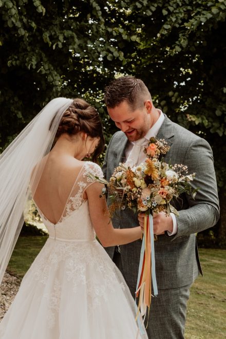 Bruiloft van Nadine en Hielke bij De Warrel in Westerbork en Hervormde Kerk Julianakapel in Oude Pekela – romantische trouwfoto’s, landelijke bruiloft, trouwen in Drenthe, sfeervolle trouwlocatie, kerkelijke ceremonie en liefdevolle momenten vastgelegd. foto: wilco de haan fotografie, trouwfotograaf, winschoten, groningen, nederland