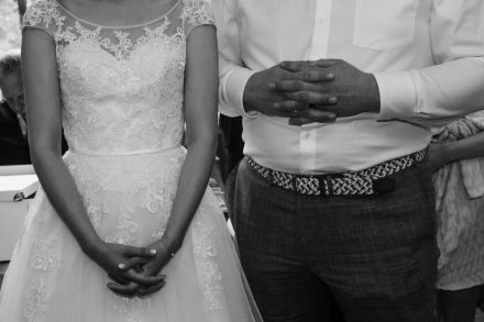 Bruiloft van Nadine en Hielke bij De Warrel in Westerbork en Hervormde Kerk Julianakapel in Oude Pekela – romantische trouwfoto’s, landelijke bruiloft, trouwen in Drenthe, sfeervolle trouwlocatie, kerkelijke ceremonie en liefdevolle momenten vastgelegd. foto: wilco de haan fotografie, trouwfotograaf, winschoten, groningen, nederland