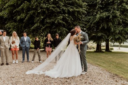 Bruiloft van Nadine en Hielke bij De Warrel in Westerbork en Hervormde Kerk Julianakapel in Oude Pekela – romantische trouwfoto’s, landelijke bruiloft, trouwen in Drenthe, sfeervolle trouwlocatie, kerkelijke ceremonie en liefdevolle momenten vastgelegd. foto: wilco de haan fotografie, trouwfotograaf, winschoten, groningen, nederland