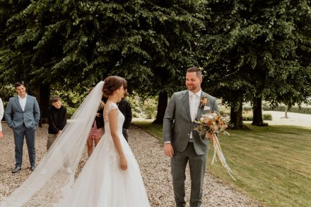 Bruiloft van Nadine en Hielke bij De Warrel in Westerbork en Hervormde Kerk Julianakapel in Oude Pekela – romantische trouwfoto’s, landelijke bruiloft, trouwen in Drenthe, sfeervolle trouwlocatie, kerkelijke ceremonie en liefdevolle momenten vastgelegd. foto: wilco de haan fotografie, trouwfotograaf, winschoten, groningen, nederland