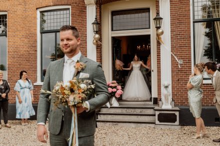 Bruiloft van Nadine en Hielke bij De Warrel in Westerbork en Hervormde Kerk Julianakapel in Oude Pekela – romantische trouwfoto’s, landelijke bruiloft, trouwen in Drenthe, sfeervolle trouwlocatie, kerkelijke ceremonie en liefdevolle momenten vastgelegd. foto: wilco de haan fotografie, trouwfotograaf, winschoten, groningen, nederland